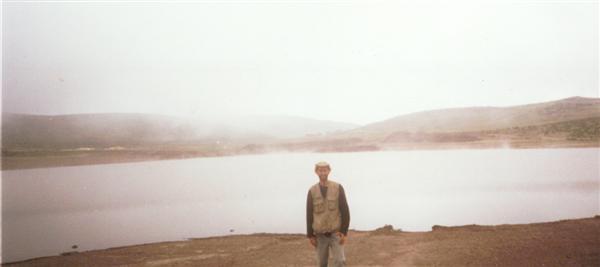 Explorador Mayor Roy Pradel frente a la laguna de Oruri en las alturas de Tupicocha