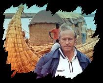Thor Heyerdahl frente a su embarcación: Kon-Tiki-Wiracocha